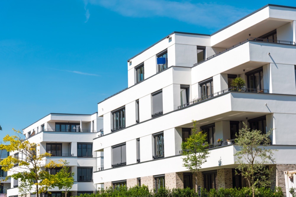 Moderne weiße Stadthäuser, dreigeschossig, mit Vorgärten