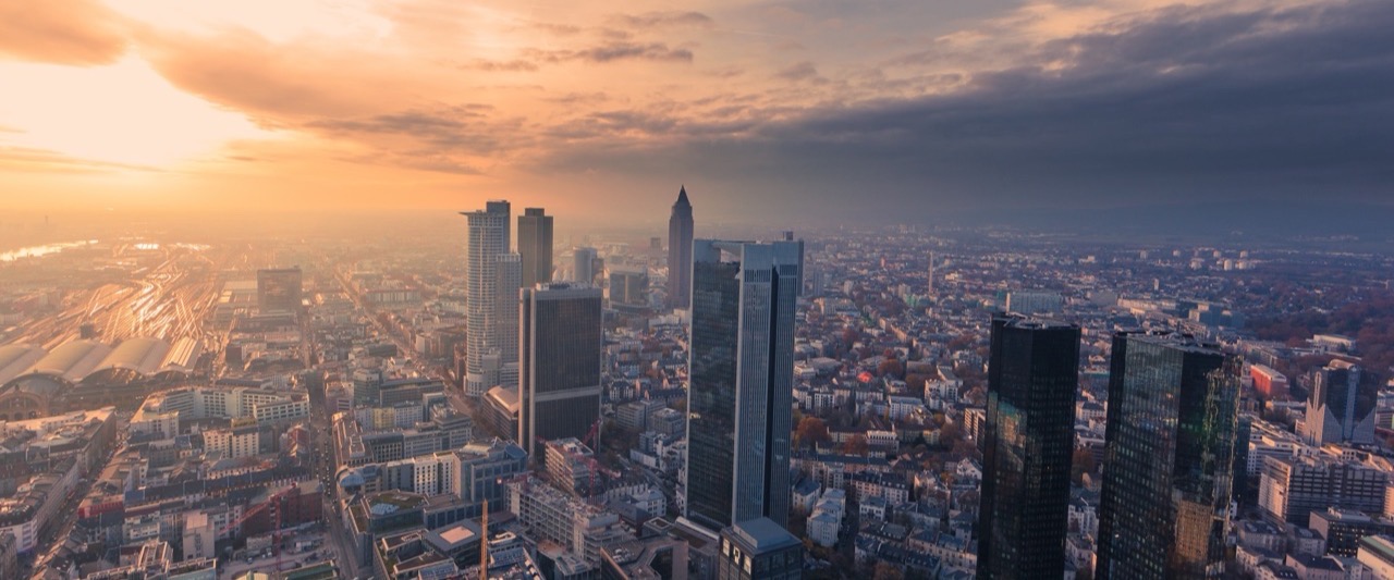 Luftbild des Rhein-Main-Gebiets bei Sonnenuntergang mit der Frankfurter Skyline